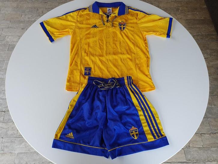 Voetbalshirt + broek Zweden 1998-1999 (Adidas, S), Verzamelen, Sportartikelen en Voetbal, Gebruikt, Shirt, Buitenlandse clubs