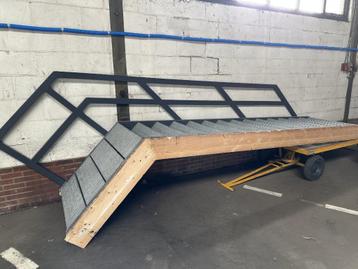 Mooie houten trap met stalen treden. beschikbaar voor biedingen