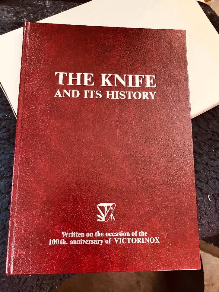 100th Anniversary of VICTORINOX THE KNIFE AND ITS HISTORY, Caravans en Kamperen, Kampeergereedschap, Zo goed als nieuw, Ophalen of Verzenden