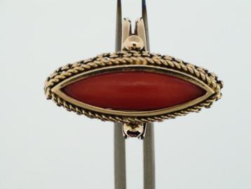 Geelgouden ring met navette-vormige cabouchon bloedkoraal beschikbaar voor biedingen
