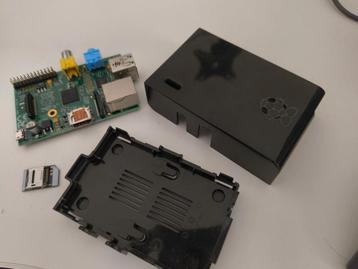 Raspberry Pi 1 Model B + Behuizing beschikbaar voor biedingen