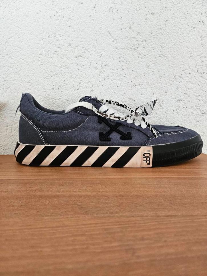 Off white Vulcanized low 43, Kleding | Heren, Schoenen, Ophalen of Verzenden