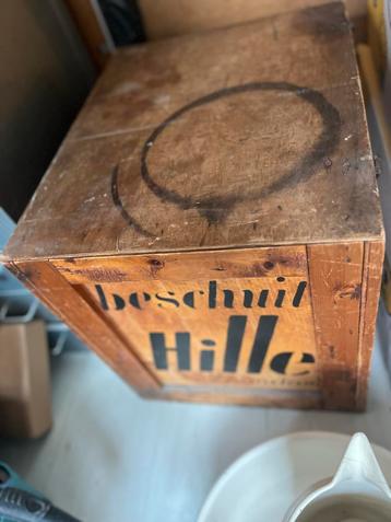 Vintage Beschuitblik Hille beschikbaar voor biedingen