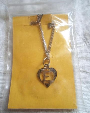 Ketting met hanger hart met de letter E. Zilverkleurig. beschikbaar voor biedingen