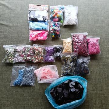 Grote Partij Fournituren - Pompons, Zijden roosjes, Strikjes beschikbaar voor biedingen