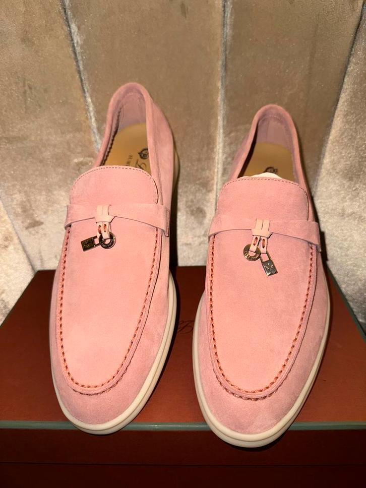 Loro Piana Summer Walk Charms - Maat 38,5, Kleding | Dames, Schoenen, Nieuw, Instappers, Roze, Ophalen of Verzenden
