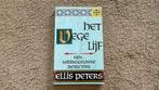 Ellis Peters - Het vege lijf. Broeder Cadfael detective., Boeken, Ophalen of Verzenden, Zo goed als nieuw, Ellis Peters