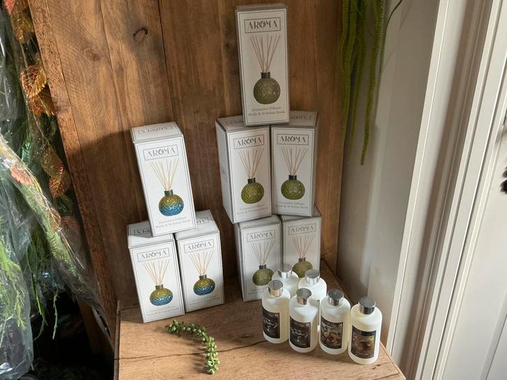 Partij met 8 glazen reed diffusers en 6 flesjes olie, Huis en Inrichting, Woonaccessoires | Overige, Nieuw, Ophalen