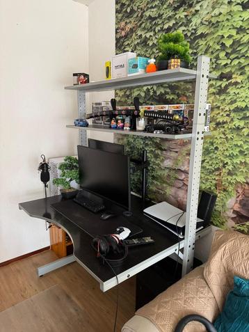 Bureau met opzetplanken - Zo goed als nieuw beschikbaar voor biedingen