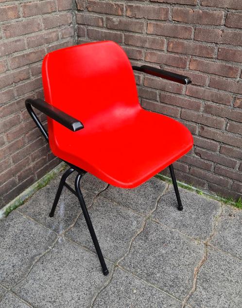 Vepa design kuipstoel rood vintage met armleuningen mooi, Huis en Inrichting, Stoelen, Gebruikt, Eén, Kunststof, Metaal, Rood
