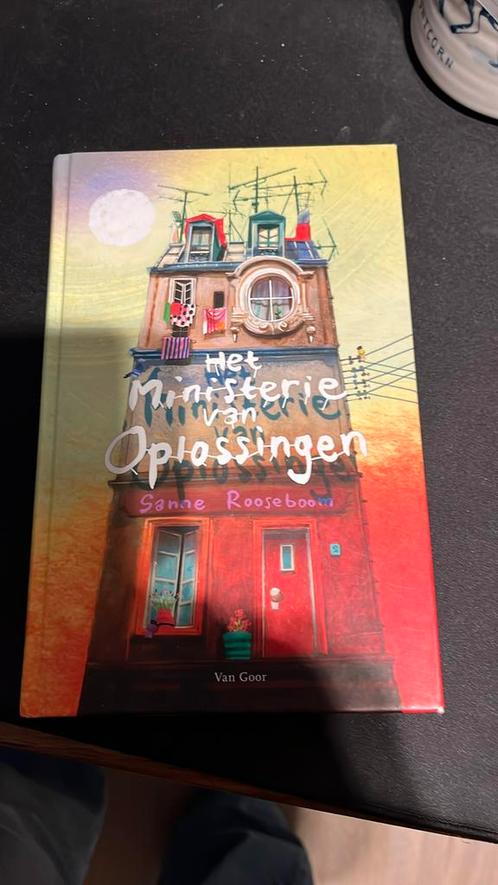 Sanne Rooseboom - Het ministerie van Oplossingen, Boeken, Kinderboeken | Jeugd | 10 tot 12 jaar, Zo goed als nieuw, Ophalen of Verzenden