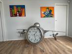 Unieke en prachtige metalen F-30 vliegtuig klok, Huis en Inrichting, Woonaccessoires | Klokken, Ophalen, Zo goed als nieuw, Staande klok