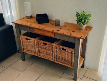 Dressoir met rieten manden beschikbaar voor biedingen