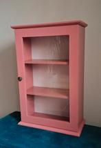 Roze vitrinekastje, Huis en Inrichting, Kasten | Vitrinekasten, Ophalen, Met plank(en), Minder dan 50 cm, Zo goed als nieuw