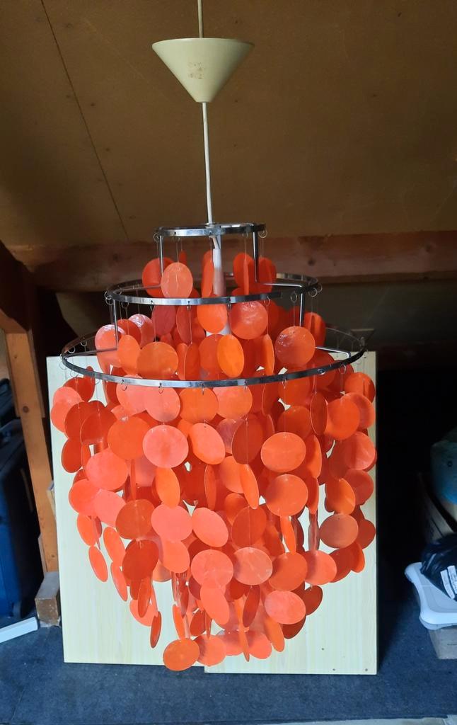 Oranje hanglamp met parelmoer schelpen., Huis en Inrichting, Lampen | Hanglampen, Gebruikt, 50 tot 75 cm, Kunststof, Metaal, Ophalen