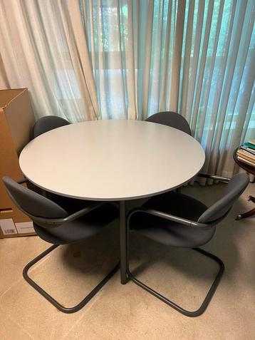 Kantoortafel met stoelen beschikbaar voor biedingen