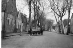 Vlieland Dorpstraat met venter, Ophalen of Verzenden, 1940 tot 1960, Ongelopen, Waddeneilanden