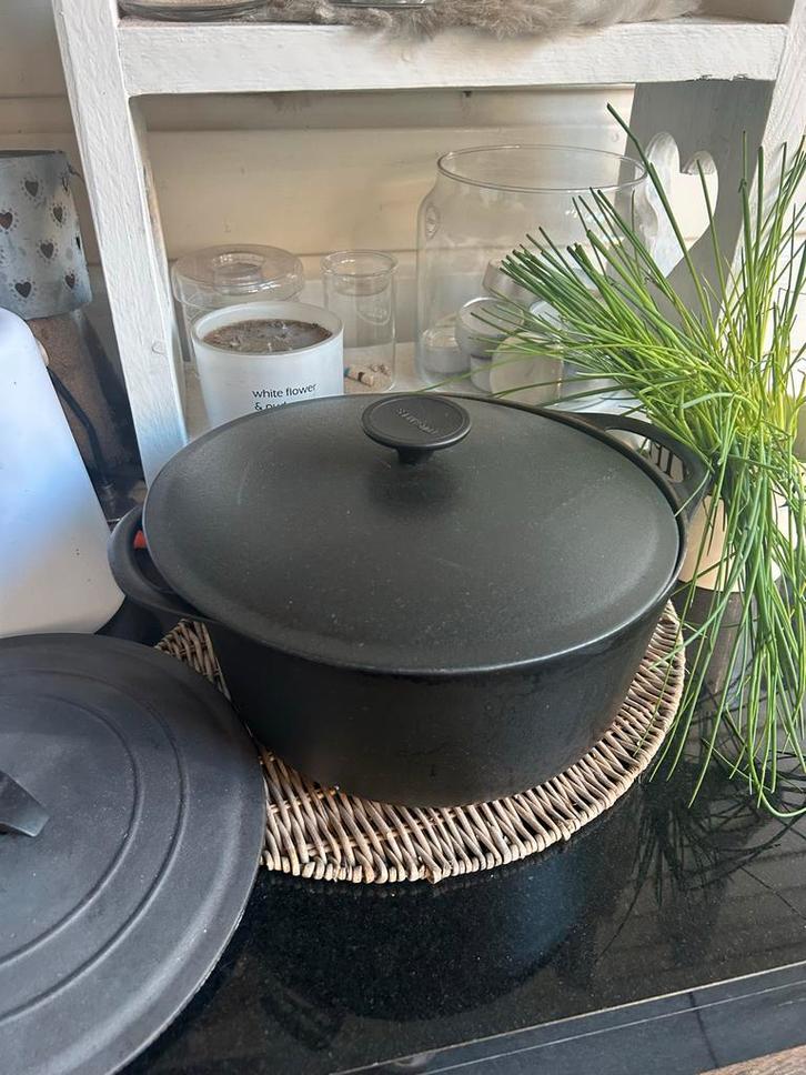 Le creuset/ la cousances Gietijzeren Dutch Oven - 28 - Zwart, Huis en Inrichting, Keuken | Potten en Pannen, Gebruikt, Koekenpan of Braadpan