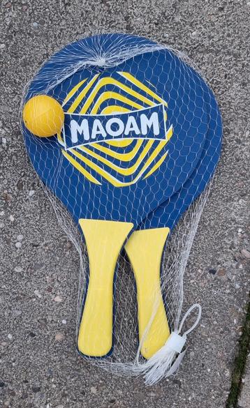 Maoam beach game. Tennissen strand spelen rackets en bal bek beschikbaar voor biedingen