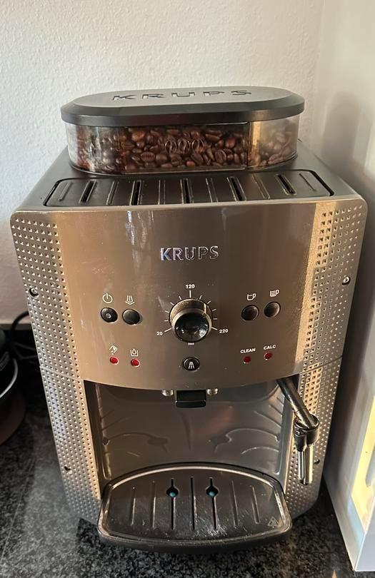 Krups koffieautomaat EA810B, Witgoed en Apparatuur, Koffiezetapparaten, Gebruikt, Koffiebonen, Koffiemachine, 2 tot 4 kopjes, Afneembaar waterreservoir