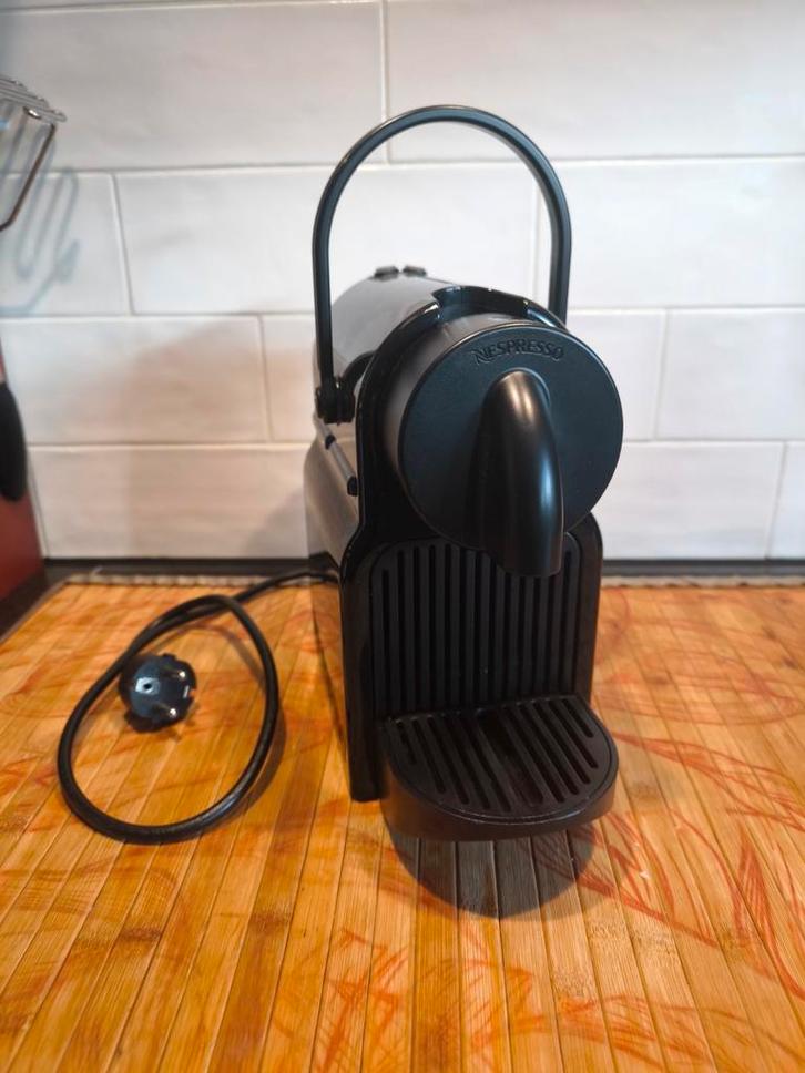 Magimix M105 Inissia Nespresso - Koffiezetapparaat, Witgoed en Apparatuur, Koffiezetapparaten, Gebruikt, Koffiepads en cups, Espresso apparaat