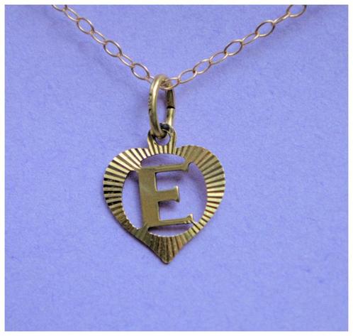 Gouden hanger/bedel hartje letter E, Sieraden, Tassen en Uiterlijk, Bedels, Zo goed als nieuw, Goud, 1 bedel, Verzenden