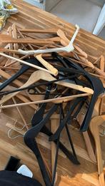 GRATIS kleerhangers hout en plastic. Alleen afhalen, Ophalen of Verzenden, Gebruikt, Hout