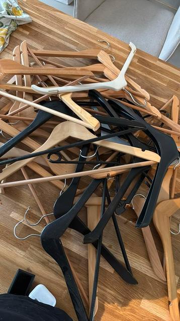 GRATIS kleerhangers hout en plastic. Alleen afhalen beschikbaar voor biedingen