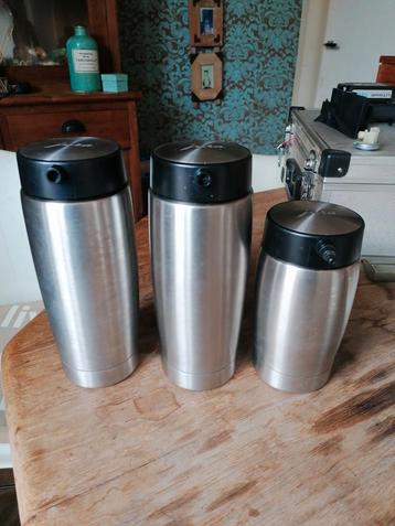 Te koop diverse melkbekers voor koffiemachine,s beschikbaar voor biedingen