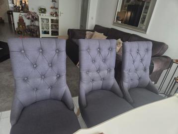 3 grijze eet stoelen en één bank  beschikbaar voor biedingen