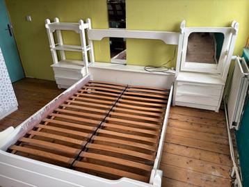 Eikenhouten tweepersoonsbed 200x140cm wit met nachtkastjes beschikbaar voor biedingen