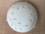 Plafoniere wit met blaadjes, 24 cm , NIEUW, Huis en Inrichting, Lampen | Plafondlampen, Ophalen of Verzenden, Nieuw, Glas