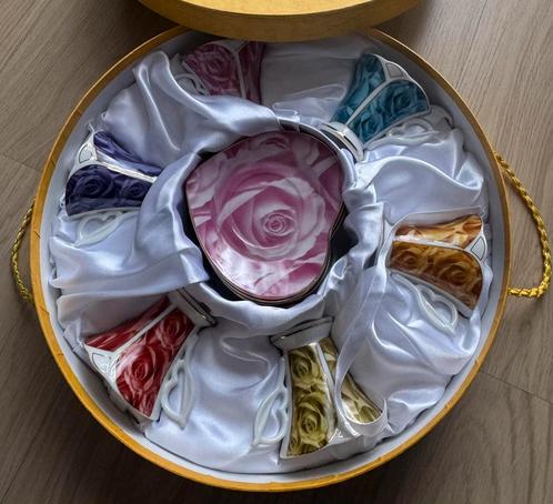 Porseleinen koffie en theekopjes met schotel, Huis en Inrichting, Keuken | Servies, Zo goed als nieuw, Kop(pen) en/of Schotel(s)