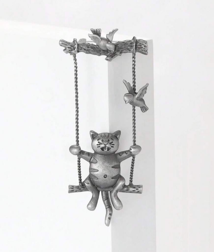 Nieuwe Broche Kat op Schommel, Ophalen of Verzenden, Nieuw