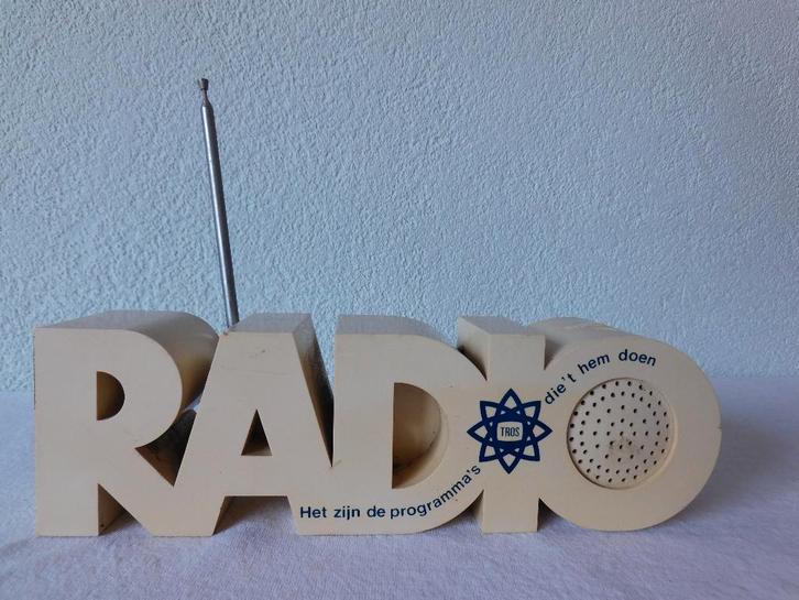 Transistorradio in de vorm van het woord RADIO, uitgegeven a, Verzamelen, Retro, Overige typen, Ophalen of Verzenden