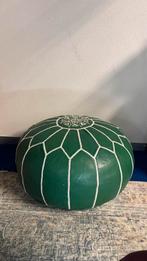 Marrokkaanse poef groen leer met witte stiksels, Huis en Inrichting, Gebruikt, Rond, Leer, Ophalen of Verzenden
