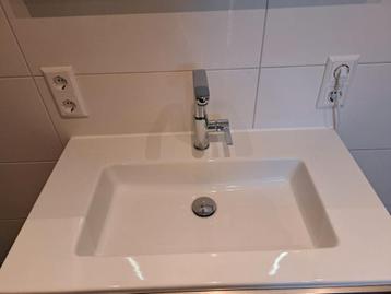 Wastafel met kraan en lades + 2 hoge kasten beschikbaar voor biedingen