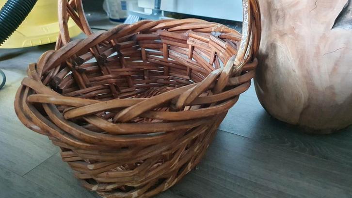 Rieten mand - hobby mand - picknick mand - fruit mand, Huis en Inrichting, Woonaccessoires | Schalen en Manden, Ophalen of Verzenden