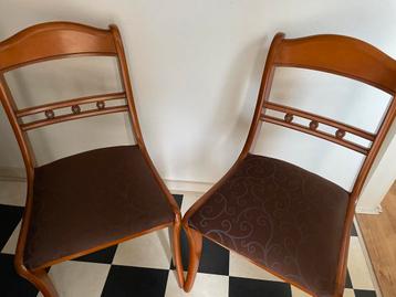 Set van 2 klassieke houten stoelen beschikbaar voor biedingen