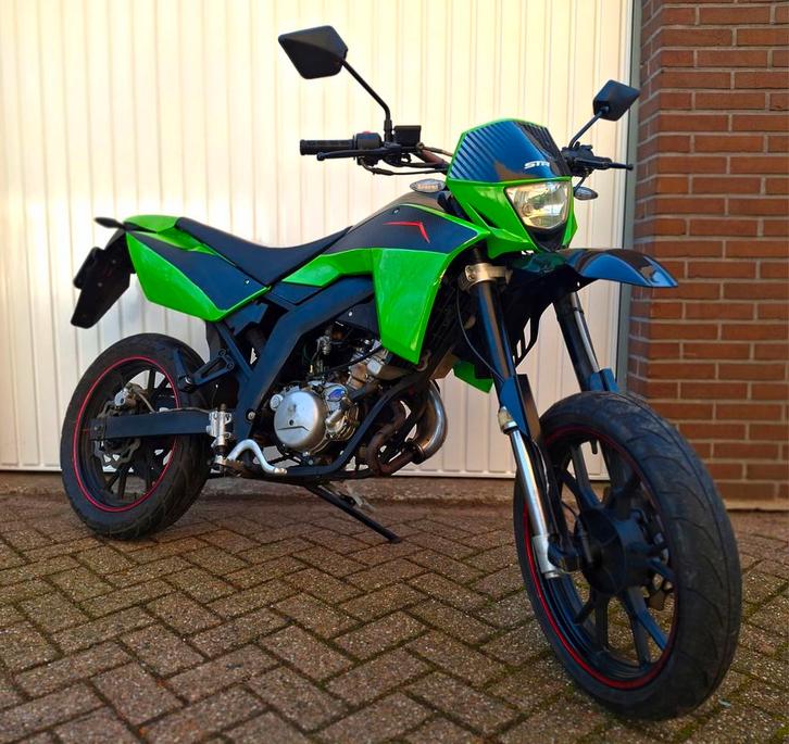 Zeldzame razzo str 50 cc schakelbrommer am6 weinig km gelope, Fietsen en Brommers, Brommers | Crossbrommers, Zo goed als nieuw