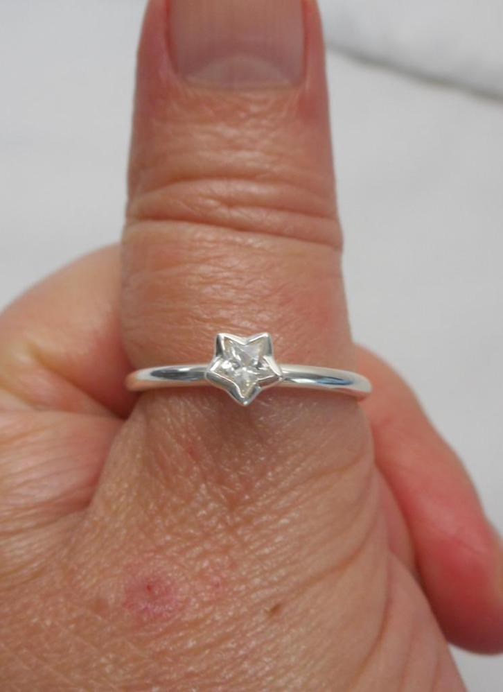 Zilveren stapelring ster met steen maat 17,5 nr.009, Sieraden, Tassen en Uiterlijk, Ringen, Zo goed als nieuw, Dame, 17 tot 18