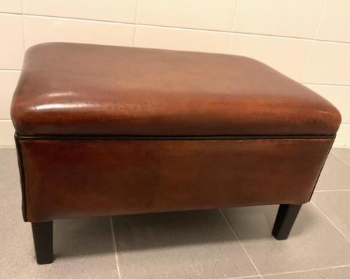 Hocker - voetenbank - ottoman - footstool - schapenleer ⭐, Huis en Inrichting, Banken | Voetenbanken en Poefen, Zo goed als nieuw