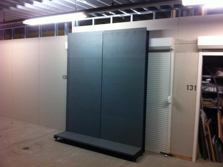 Tegometall wandstelling voor in winkel / showroom 400cm, Huis en Inrichting, Kasten | Stellingkasten, Gebruikt, Ophalen