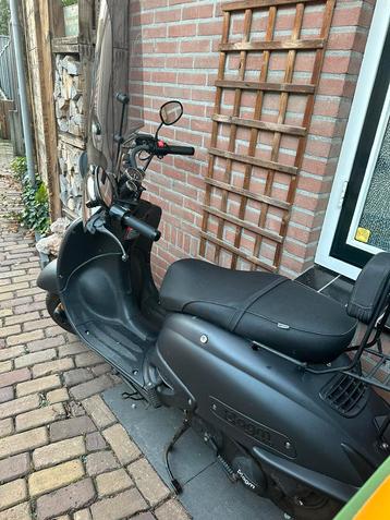 Zeer nette scooter merk Agm incl slot en afdekhoes 