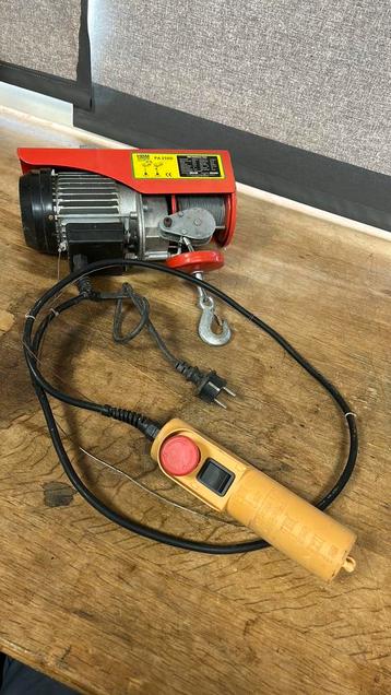 Takel / lier maximaal 250 kilo. 230 volt. beschikbaar voor biedingen