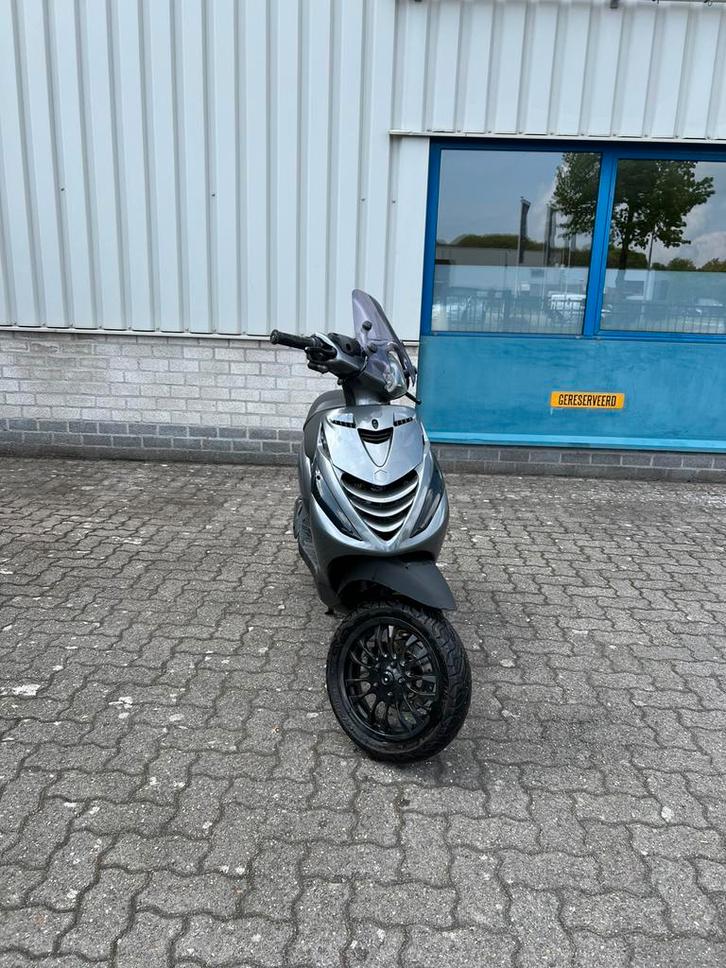 Piaggio zip 100cc 4t met begrenzer, Fietsen en Brommers, Scooters | Piaggio, Zo goed als nieuw, Zip, Maximaal 45 km/u, Benzine