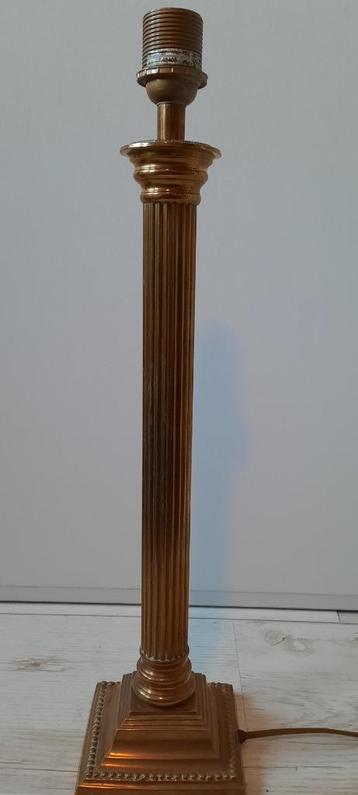 Staande koperkleurige lamp beschikbaar voor biedingen
