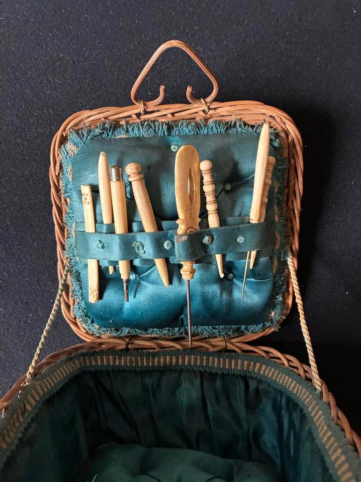 Vintage Rieten Naaimandje met Satijn bekleding, Hobby en Vrije tijd, Naaien en Fournituren, Gebruikt, Ophalen of Verzenden