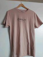 Daily Aesthetikz T-shirt licht roze - Maat L, Kleding | Heren, T-shirts, Maat 52/54 (L), Ophalen of Verzenden, Zo goed als nieuw