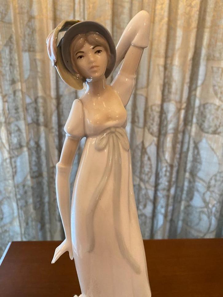 Miquel Requena “Girl with Gloves and a Hat”, Antiek en Kunst, Curiosa en Brocante, Ophalen